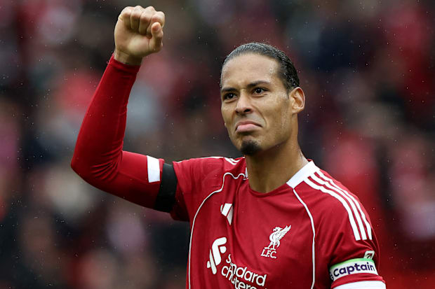 เวอร์จิล ฟาน ไดค์ ยกแขนขึ้น