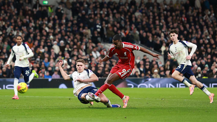 Sueco balançou a rede, mas se machucou no lance e foi substituído