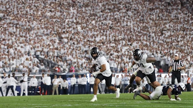 Sep 27, 2025; University Park, Pennsylvania, USA; Oregon Ducks quarterback Dante Moore (5) runs for a gain during the fourth 