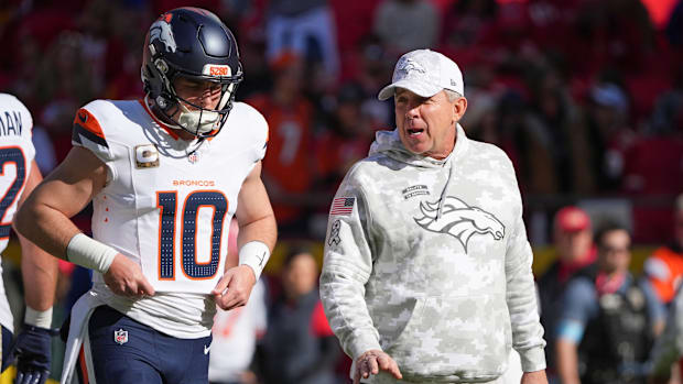 Denver Broncos quarterback Bo Nix (10) talks with head coach Sean Payton against the Kansas City Chiefs.