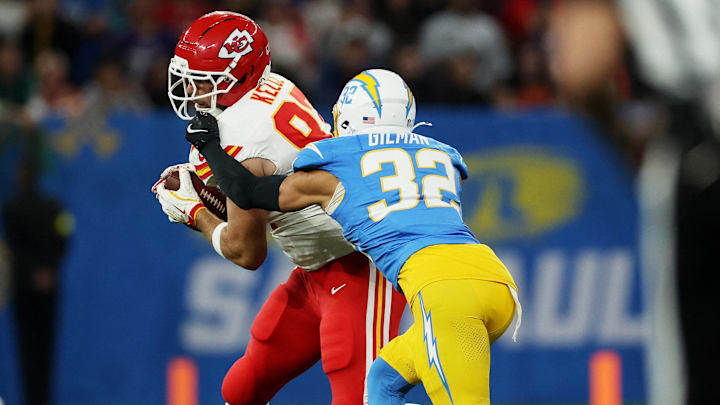 [US, Mexico & Canada customers only] Sep 5, 2025; Sao Paulo, BRAZIL; Kansas City Chiefs tight end Travis Kelce (87) runs against Los Angeles Chargers safety Alohi Gilman (32) in the first quarter during a NFL game at Corinthians Arena. Mandatory Credit: Amanda Perobelli/Reuters via Imagn Images