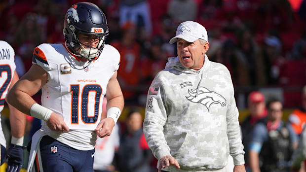 Denver Broncos quarterback Bo Nix (10) talks with head coach Sean Payton against the Kansas City Chiefs.