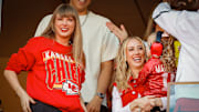 Taylor Swift y la esposa de Patrick Mahomes viendo un juego de los Kansas City Chiefs