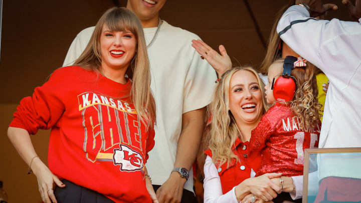 Taylor Swift y la esposa de Patrick Mahomes viendo un juego de los Kansas City Chiefs