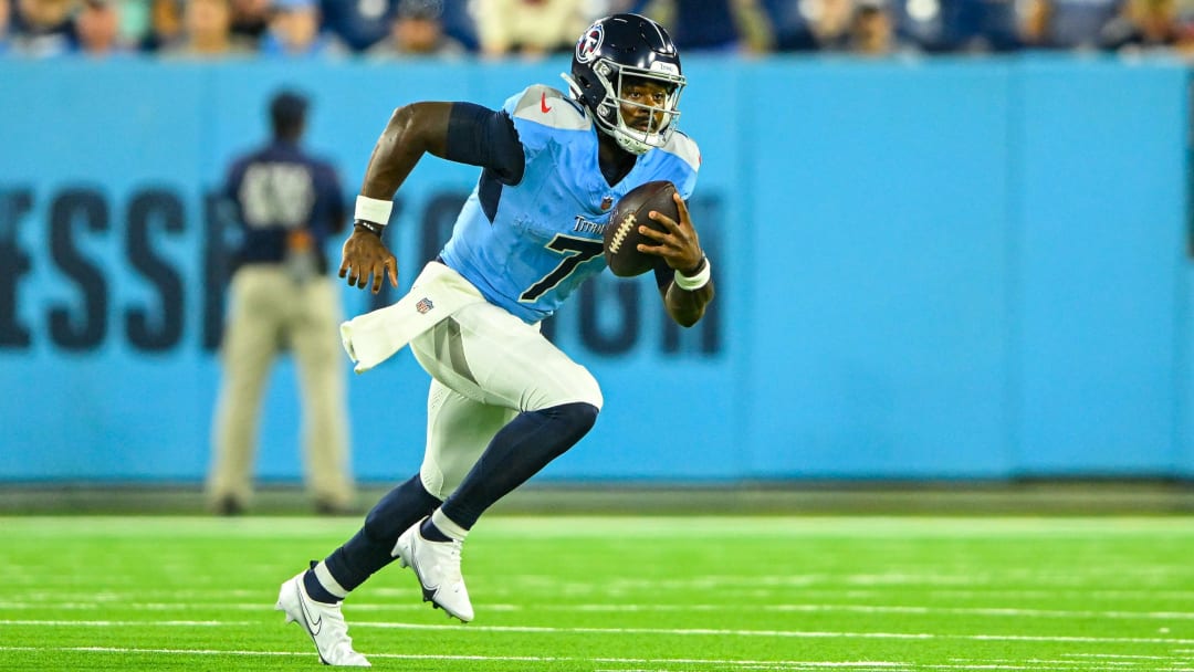 Tennessee Titans quarterback Malik Willis (7) runs the ball against the San Francisco 49ers during the second half at Nissan Stadium. 