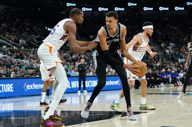 San Antonio Spurs center Victor Wembanyama (1) faces off against Phoenix Suns forward Kevin Durant (35). 