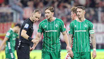 Niklas Stark (mi.) steht vor dem Comeback