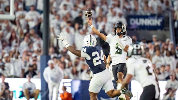 Oregon quarterback Dante Moore throws a pass as the Oregon Ducks face the Penn State Nittany Lions on Sept. 27, 202