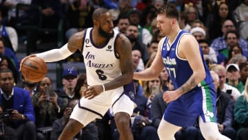 Lakers y Mavericks chocan por tercera vez en la temporada