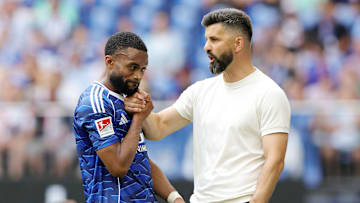 Moussa Sylla wird von Trainer Miron Muslic unterstützt