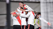 Jugadores de River Plate fetejan un gol frente a Colo Colo 