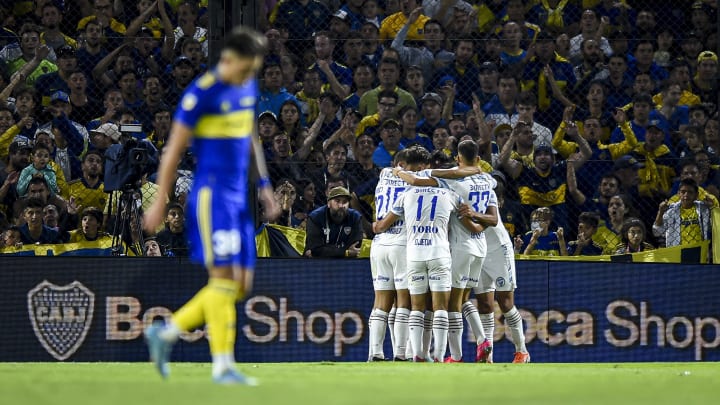 Luis Vázquez se lamenta y Godoy Cruz celebra en La Bombonera. Luis Vázquez se lamenta y Godoy Cruz celebra en La Bombonera.