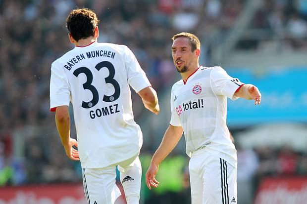 Mario Gomez et Franck Ribery jouant pour le Bayern Munich Mario Gomez et Franck Ribery jouant pour le Bayern Munich