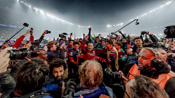 Le PSG célébrant sa victoire face à Arsenal avec le public du Parc des Princes Le PSG célébrant sa victoire face à Arsenal avec le public du Parc des Princes