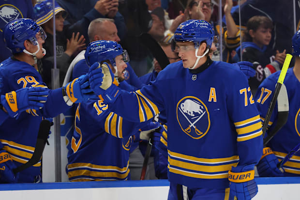 Hockey player celebrates goa