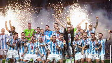 Lionel Messi mengenakan kain bisht saat mengangkat trofi setelah menjuarai Piala Dunia 2022 dengan Timnas Argentina