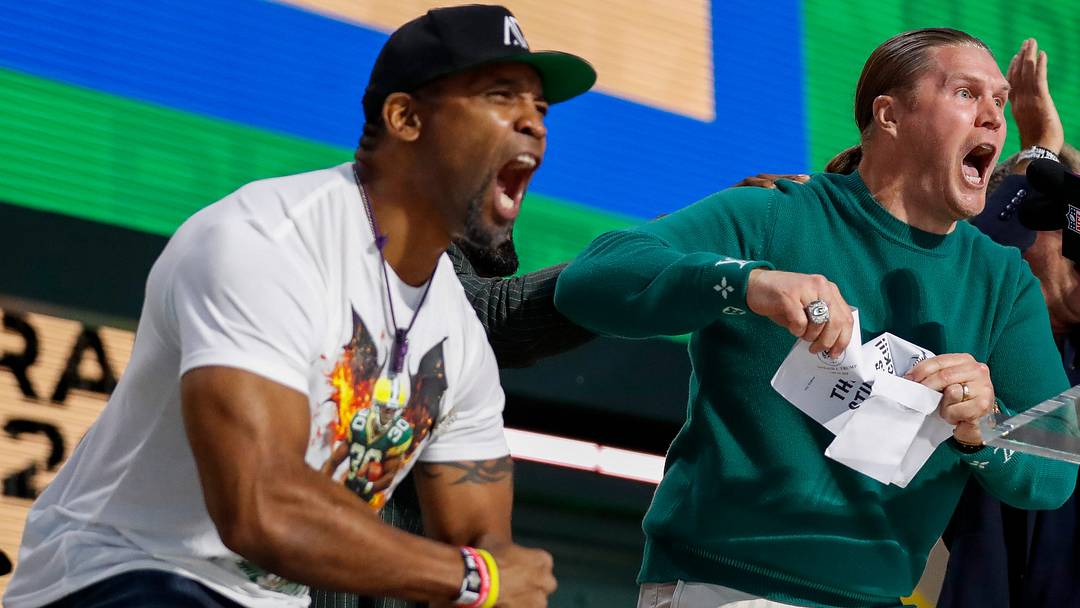 Former Nebraska running back Ahman Green (left) and former Green Bay teammate linebacker Clay Matthews hype up the crowd before the first round of the 2025 NFL Draft. | Tork Mason/USA TODAY NETWORK-Wisconsin
