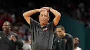 Kelvin Sampson reacts after a play during the national championship.