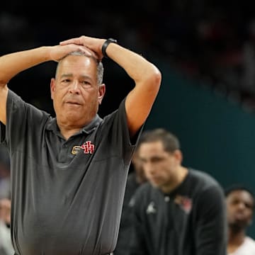 Kelvin Sampson reacts after a play during the national championship.