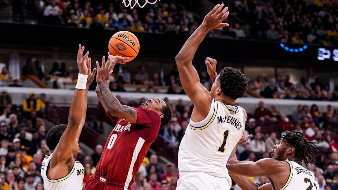 Alabama guard Labaron Philon (0) goes to the basket against ,m4 during the first half of NCAA Tournament Sweet 16 round at United Center in Chicago on Friday, March 27, 2026.