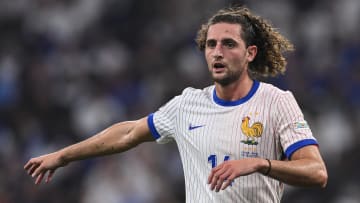 Adrien Rabiot ainda não definiu onde vai jogar na sequência da carreira.
