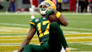 Davante Adams dio positivo en COVID-19