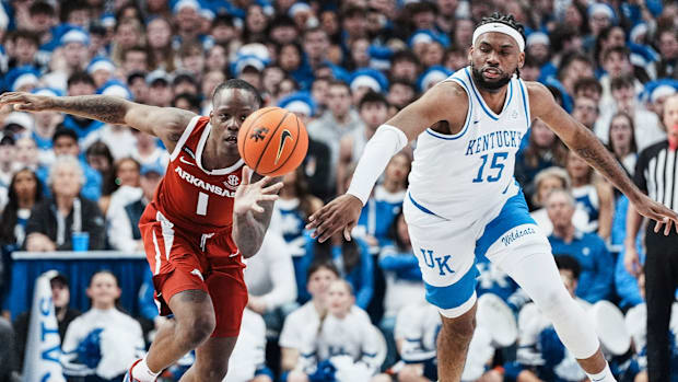 Arkansas Razorbacks guard Johnell Davis flashes for steal against Kentuck