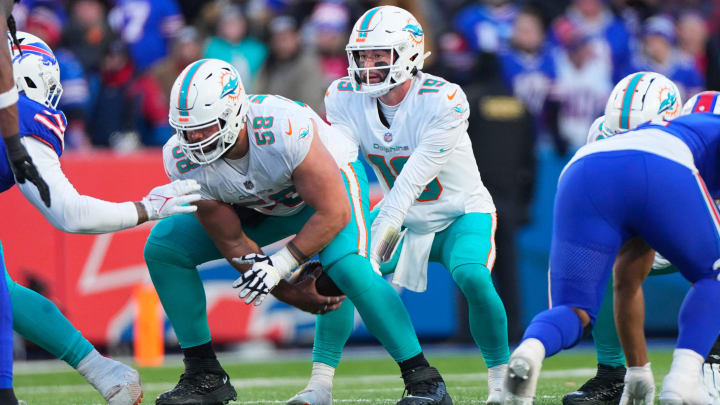 Connor Williams snaps the ball against Buffalo. The center/guard remains an unsigned free agent at a position where the Bears can stand to upgrade.