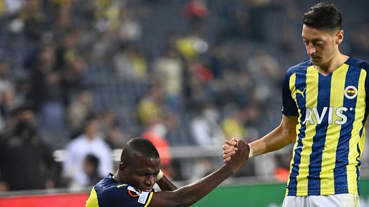 Mesut Özil, Enner Valencia'yı ayağa kaldırıyor. Mesut Özil, Enner Valencia'yı ayağa kaldırıyor.