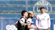 Pochettino observa cómo entrenan Messi y Neymar.