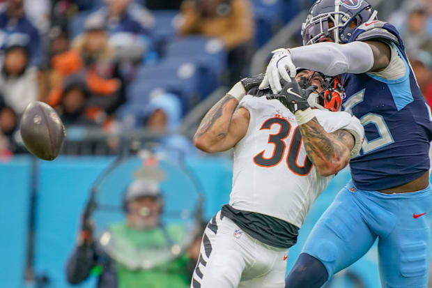 Tennessee Titans linebacker Kenneth Murray Jr. breaks up a pass intended for Cincinnati Bengals running back Chase Brown.