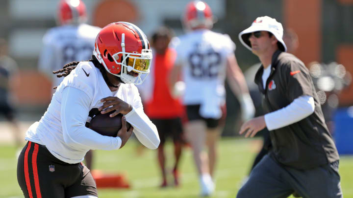 Browns running back D'Onta Foreman runs as offensive coordinator Ken Dorsey watches during minicamp, Wednesday, June 12, 2024, in Berea.