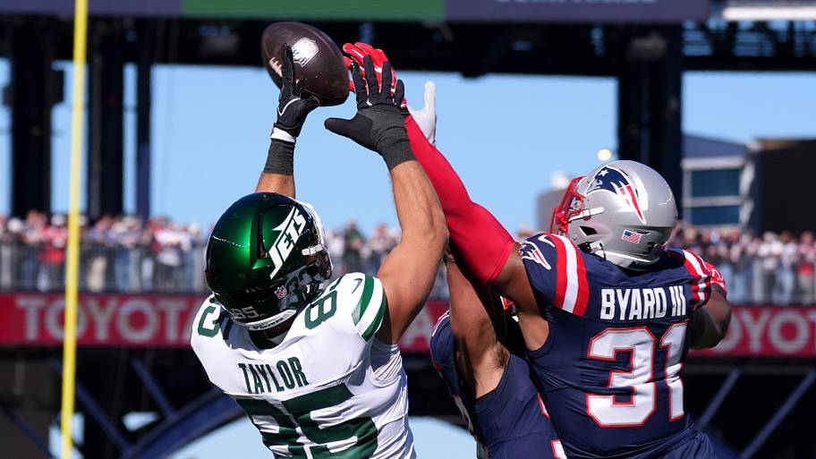 4 Studs & 4 Duds in Jets' Week 6 Loss to Patriots: Aaron Glenn fumbles, David Bailey Shines