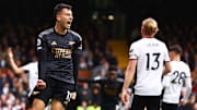 Arsenal vence o Fulham e segue firme na liderança do Campeonato Inglês.