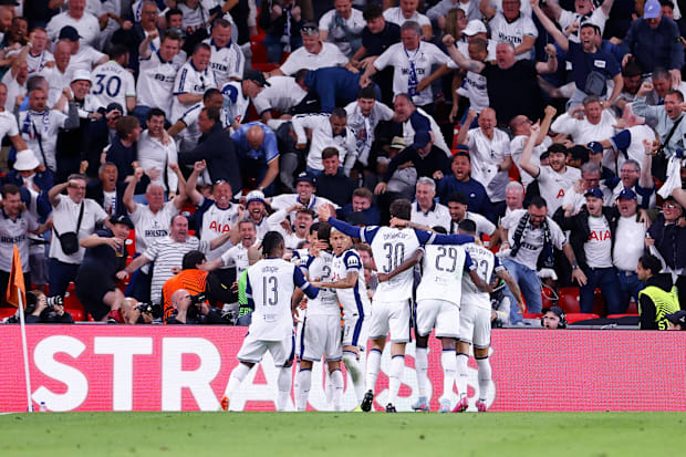 Tottenham Hotspur players celebrat