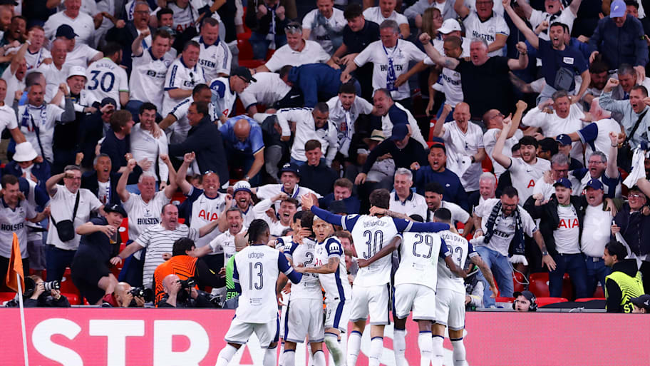 Tottenham Hotspur players celebrat