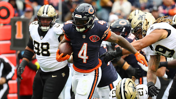 Chicago Bears running back D'Andre Swift (4) rushes the ball past New Orleans Saints defense
