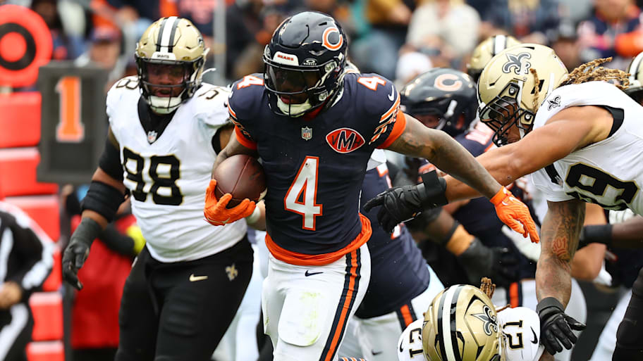 Chicago Bears running back D'Andre Swift (4) rushes the ball past New Orleans Saints defense