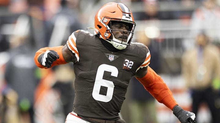Cleveland Browns linebacker Jeremiah Owusu-Koramoah (6) celebrates a tackle