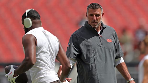 Cleveland Browns senior consultant Mike Vrabel, right, shares a moment with wide receiver Elijah Moore.