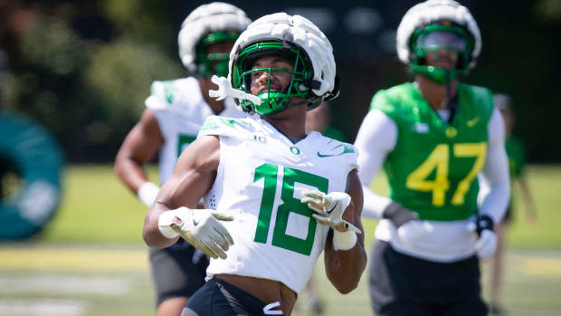 Oregon tight end Kenyon Sadiq works out during practice with the Oregon Ducks Friday, 