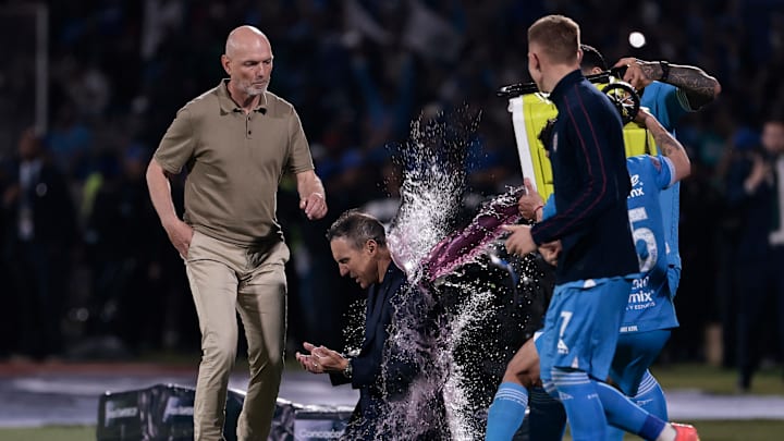 Vicente Sánchez agradecía mientras los jugadores de Cruz Azul le aventaban agua para festejar el título de Concacaf Vicente Sánchez agradecía mientras los jugadores de Cruz Azul le aventaban agua para festejar el título de Concacaf