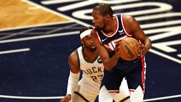 Kevin Durant brilló en la primera mitad ante Bucks