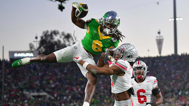 Jan 1, 2025; Pasadena, CA, USA;  Oregon Ducks running back Noah Whittington (6) runs against Ohio State Buckeyes cornerback D