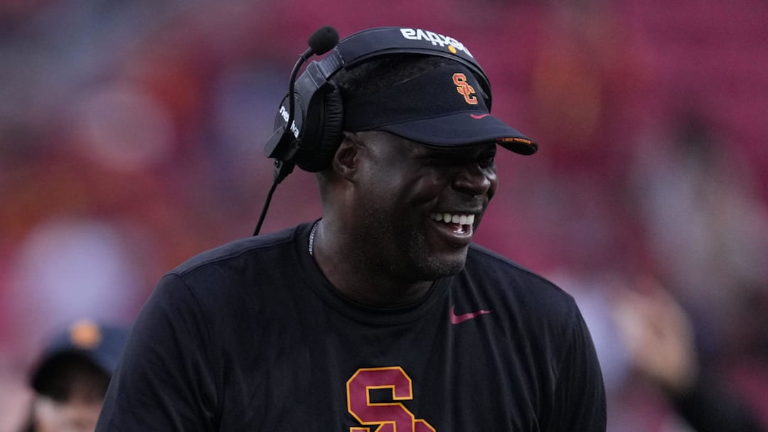 Sep 2, 2023; Los Angeles, California, USA; Southern California Trojans head coach Lincoln Riley (leff) and wide receivers coach Dennis Simmons react against the Nevada Wolf Pack in the second half at United Airlines Field at Los Angeles Memorial Coliseum. Mandatory Credit: Kirby Lee-Imagn Images