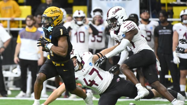 Idaho Vandals wide receiver Jermaine Jackson (1) returns a punt for a touchdown against the Southern Illinois Salukis