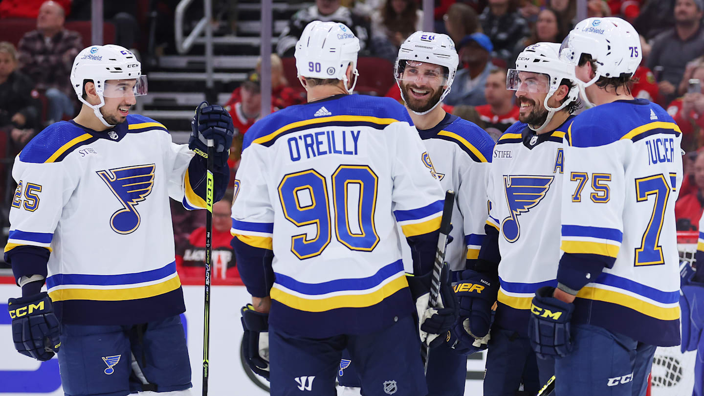 game-review-blues-defeat-blackhawks-in-chicago-5-2