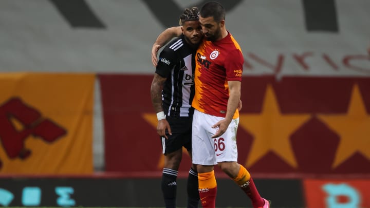 Arda Turan, Valentin Rosier'le konuşuyor. Arda Turan, Valentin Rosier'le konuşuyor.