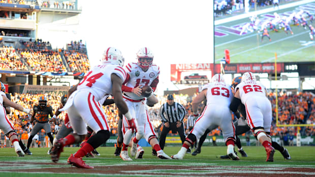 Nebraska Cornhuskers quarterback Ryker Fyfe (17) hands the ball off to running back Terrell Newby (34)