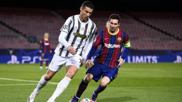 Cristiano Ronaldo'yu Lionel Messi marke ediyor.